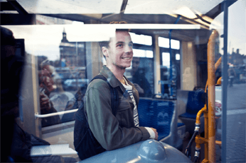 lachende jongen in bus onderweg naar werk
